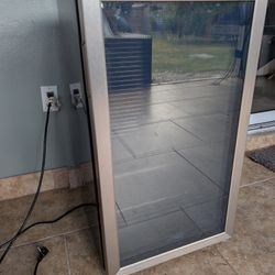 NEEDS REPAIR - ARCTIC KING MINI FRIDGE