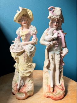 Colonial couple figurines with doves