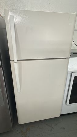 White Top-Freezer Refrigerator