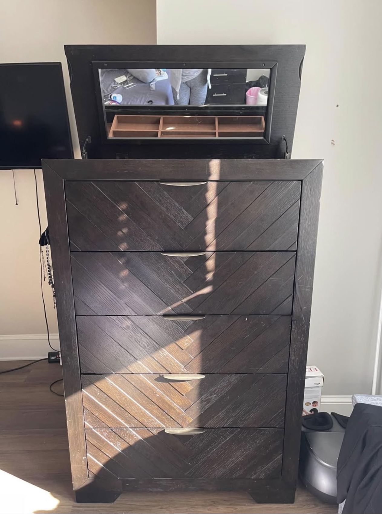 Dresser Tall Wooden 5 Drawers w/ mirror & place to put jewlrey DELCO $160 MUST P/U 19082