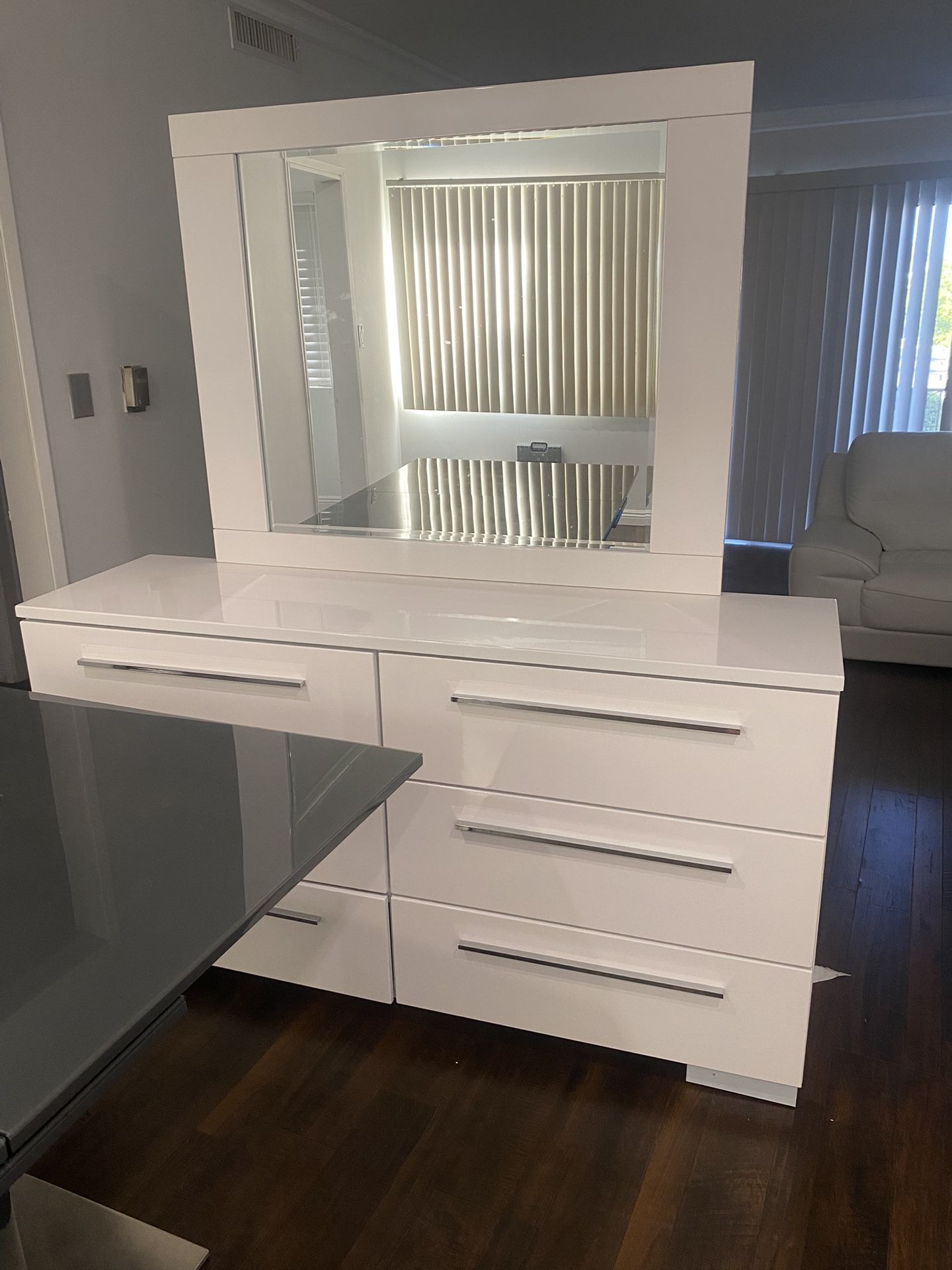High Gloss White Dresser With Mirror And Nightstand
