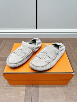 New Hermès women’s shoes available—multiple colors and a full range of sizes. DM me if interested!