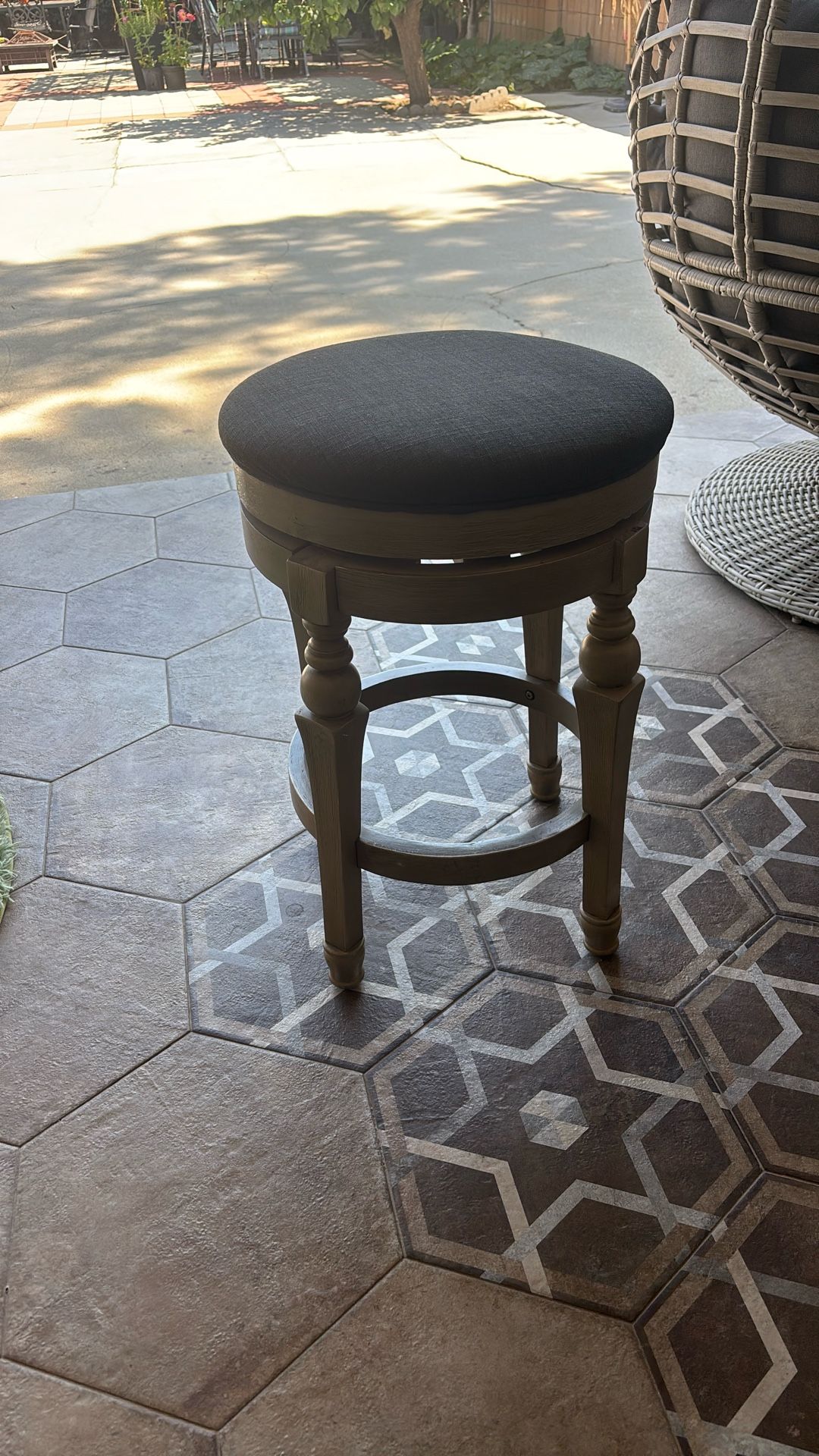 Excellent Condition 24in Bar Stool