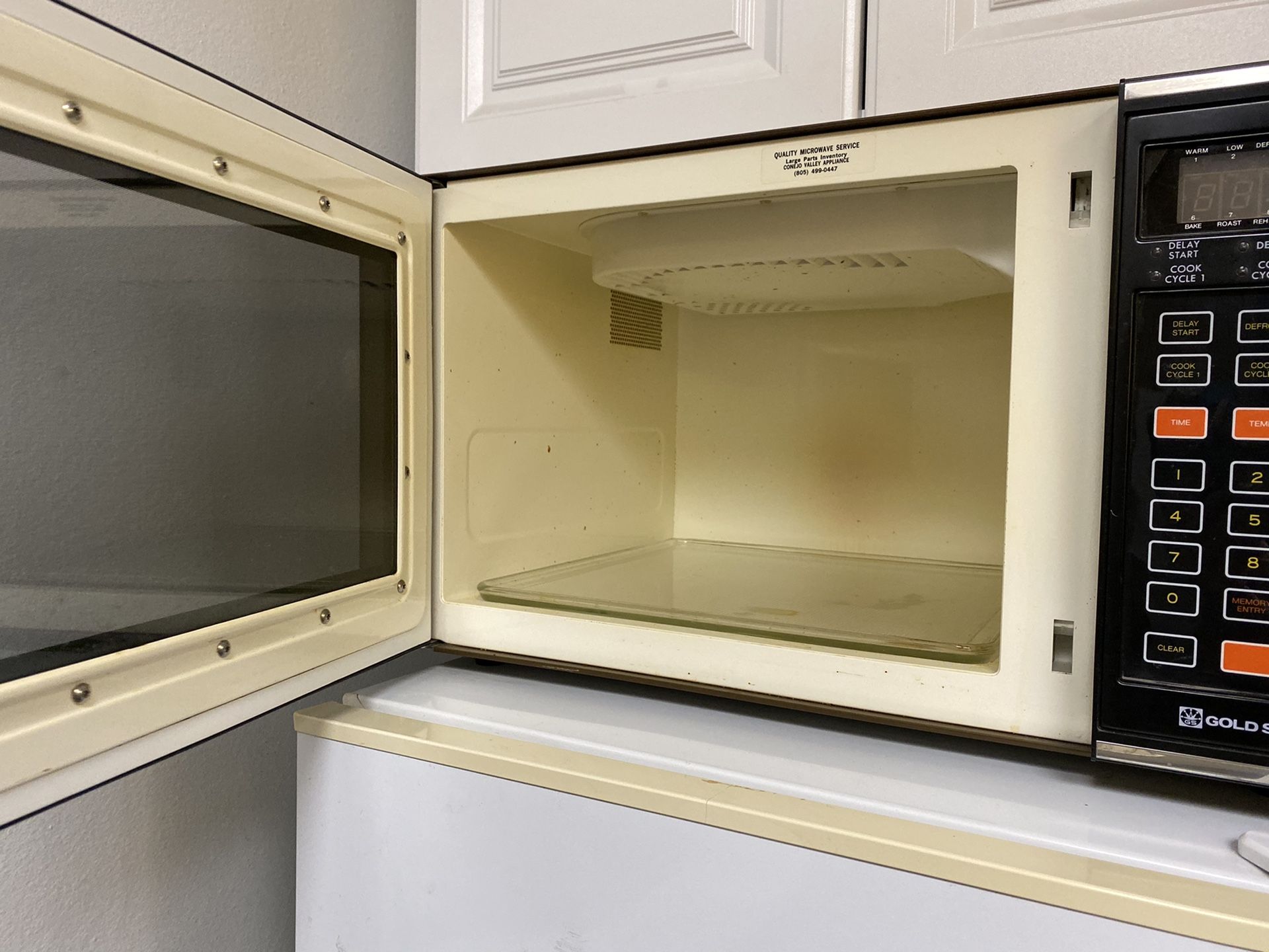 Large Goldstar Microwave oven ER710M for Sale in Camarillo, CA OfferUp