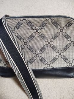 Michael Kors crossbody purse must go!!! Please read description.