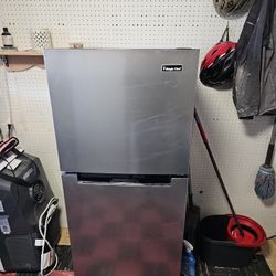 Magic Chef 10.1 Cu.Ft Top Freezer Refrigerator 