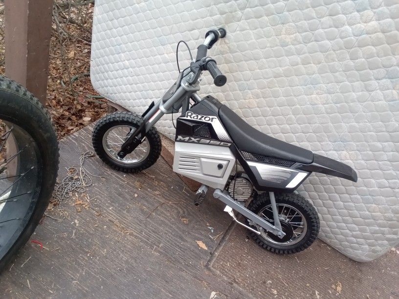 razor mx350 350 watt electric good runner almost new right about an hour on it perfect for your kid lost charger got some power in it lost charger I c