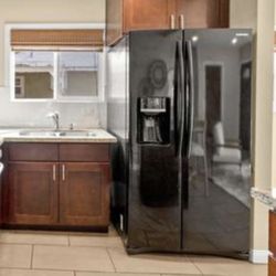 Samsung 38-in Wide Side-by-Side Refrigerator with Ice Maker ,Water and Ice Dispenser ( Fingerprint Resistant Black Stainless