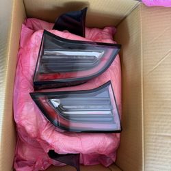 Tesla Model Y (2023) Original OEM RearTail Lights