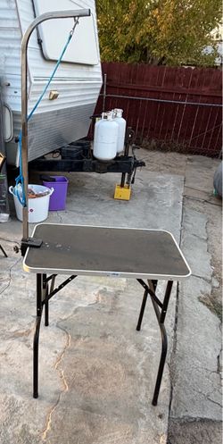 Pet grooming table