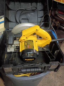 DEWALT CIRCULAR SAW CORDED 7 1/4 BLADE $100