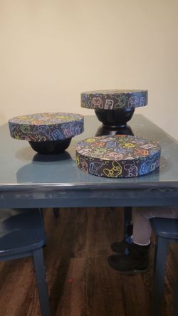 Cake lifter for 3 cakes. .