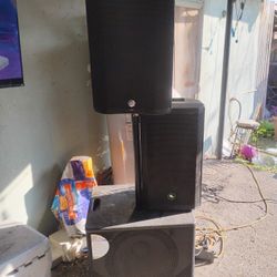 Bocinas 12.      Mackie.    Y Harbinger