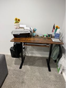 Standing Desk – Adjustable Height Sit/Stand Desk – Excellent Condition