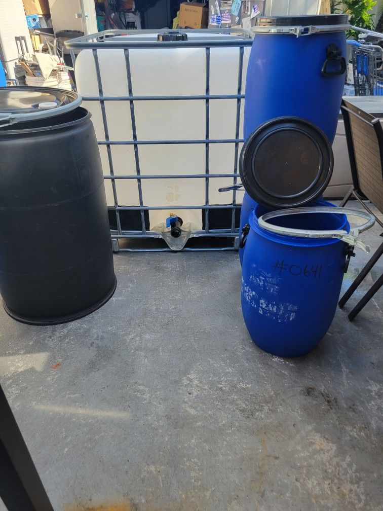 WATER TANKS 275GALLONS LIKE NEW