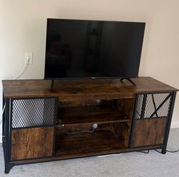40” tv and wooden tv stand