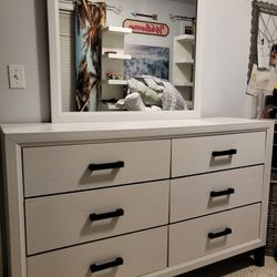 White 6 Drawer Dresser With Mirror $300