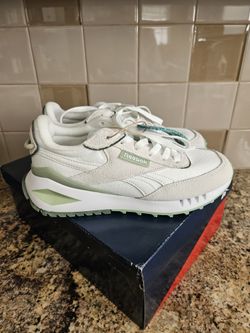 Reebok Forte Racer in Natural/Dark Green