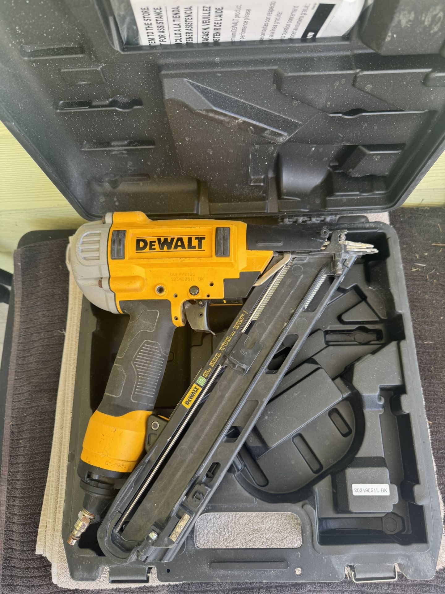 DeWalt Finish Nailer (Pneumatic) with Hard Case – Works Great