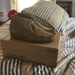 Clark’s Wallabies Boot Maple Suede Size 10 (NEW)