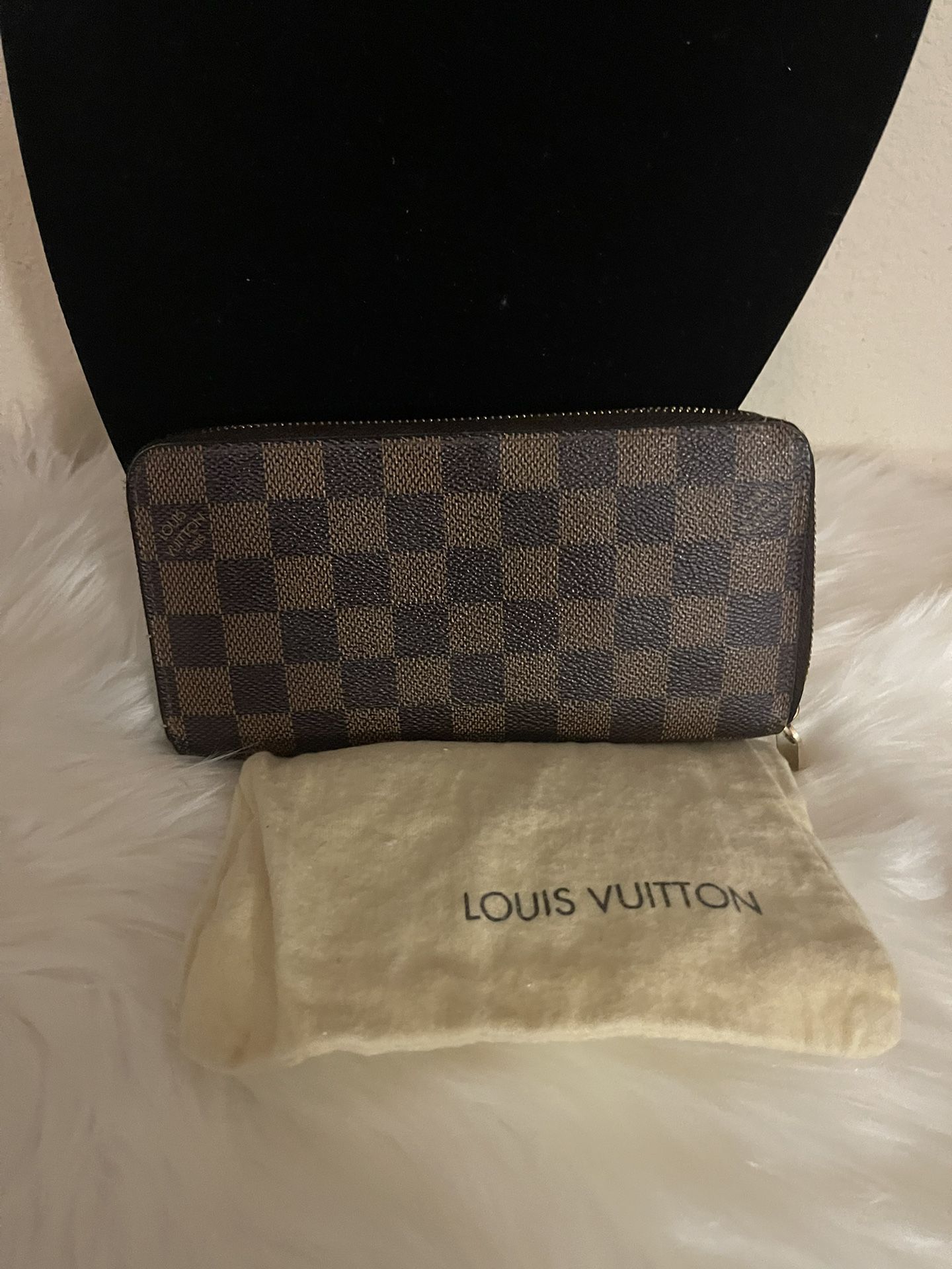 Louis Vuitton Authenticated Zippy Wallet