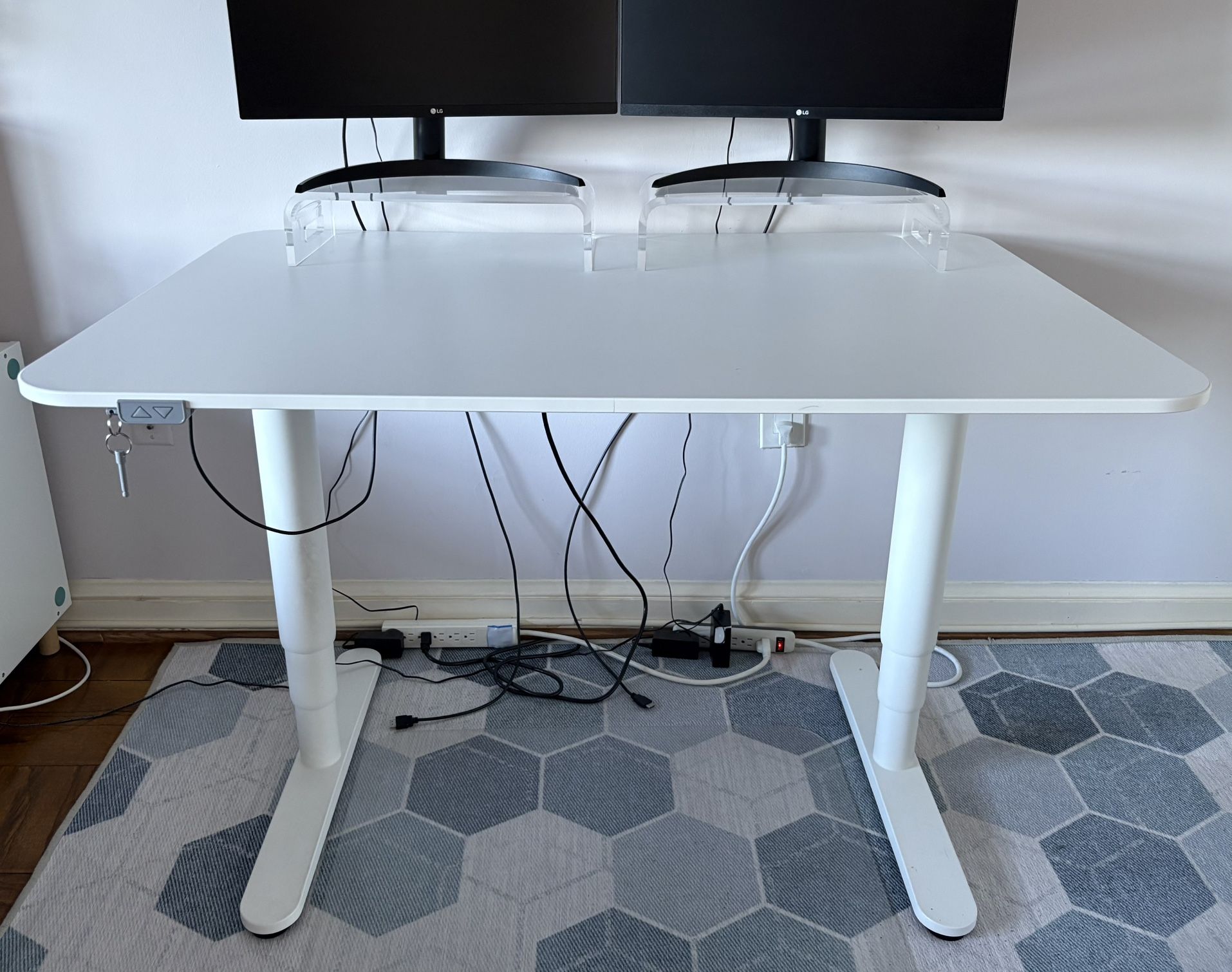 Like NEW - Electric Rising Desk