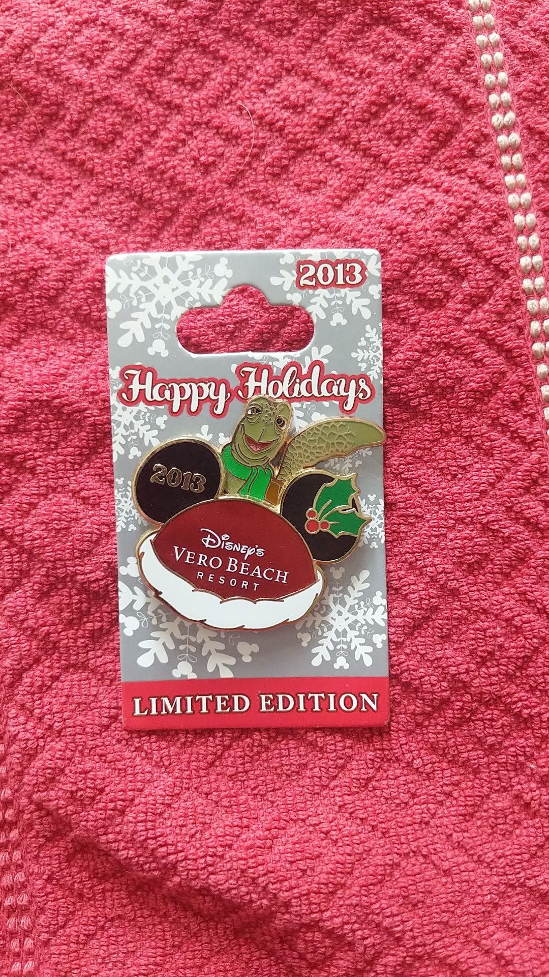 Crush disney pin happy holidays le 500 movement