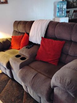 2 seat recliner with console and cup holders. Recliner also