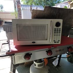 White Oster Microwave 