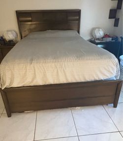Queen Bedroom Set: 5 pieces with mirror