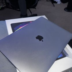macbook pro 13 in 8gb ram  256gb of storage 