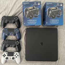 PS4 Slim - 4 Controllers - 2 Charging Docks