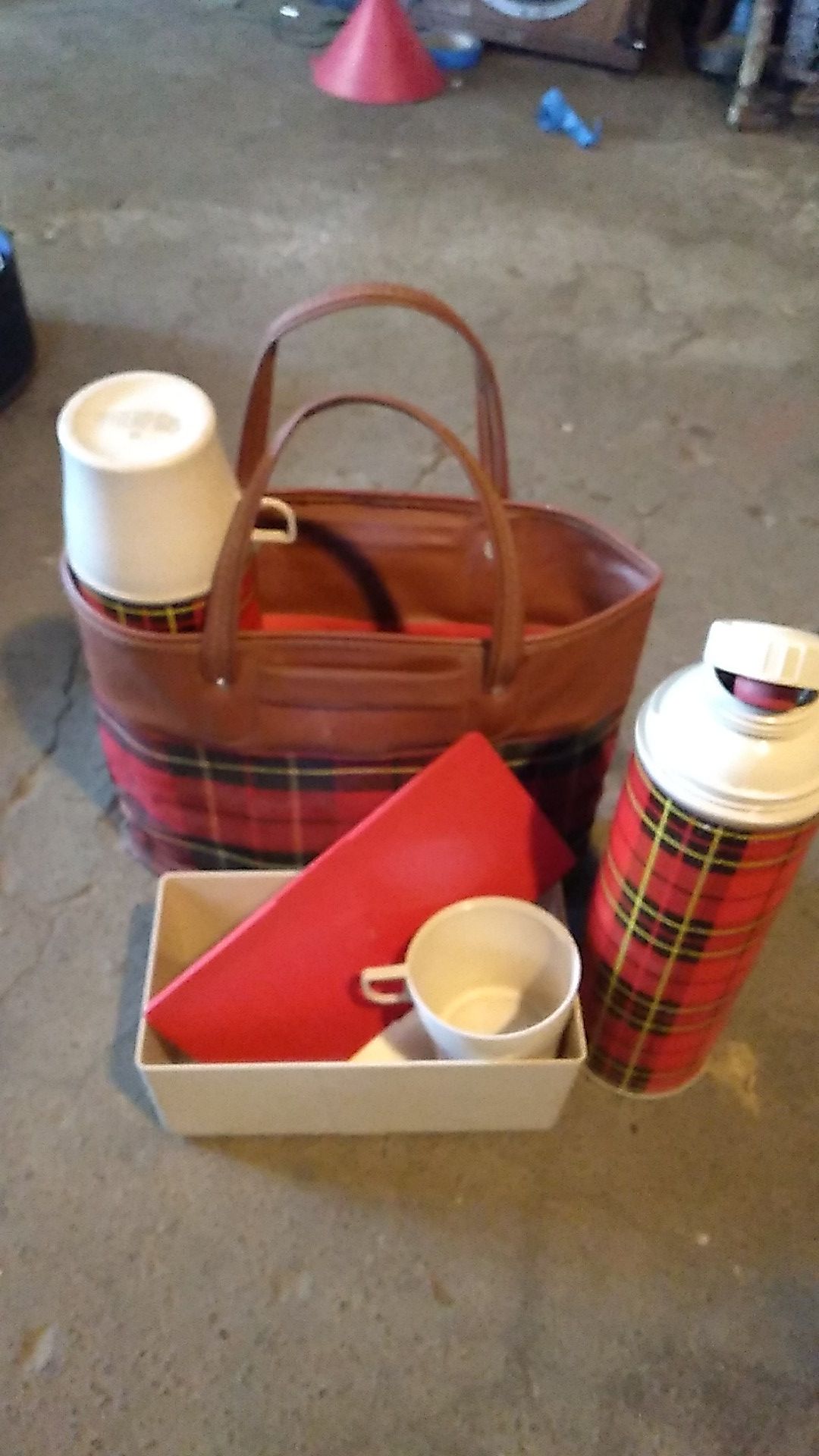 VINTAGE THERMOS PICNIC PAC.