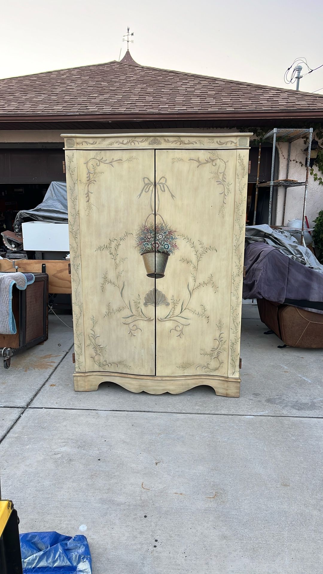 QUEEN ANNE CLASSICAL ARMOIR