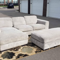 🛋️💥 Light Grey Sectional 💥 Free Delivery And Financing Available!