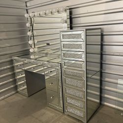 Beautiful Vanity And Mirror And 9 Drawers Vanity 