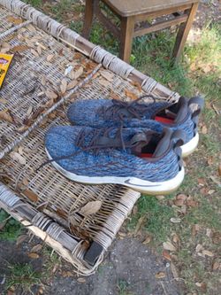 Tennis shoes