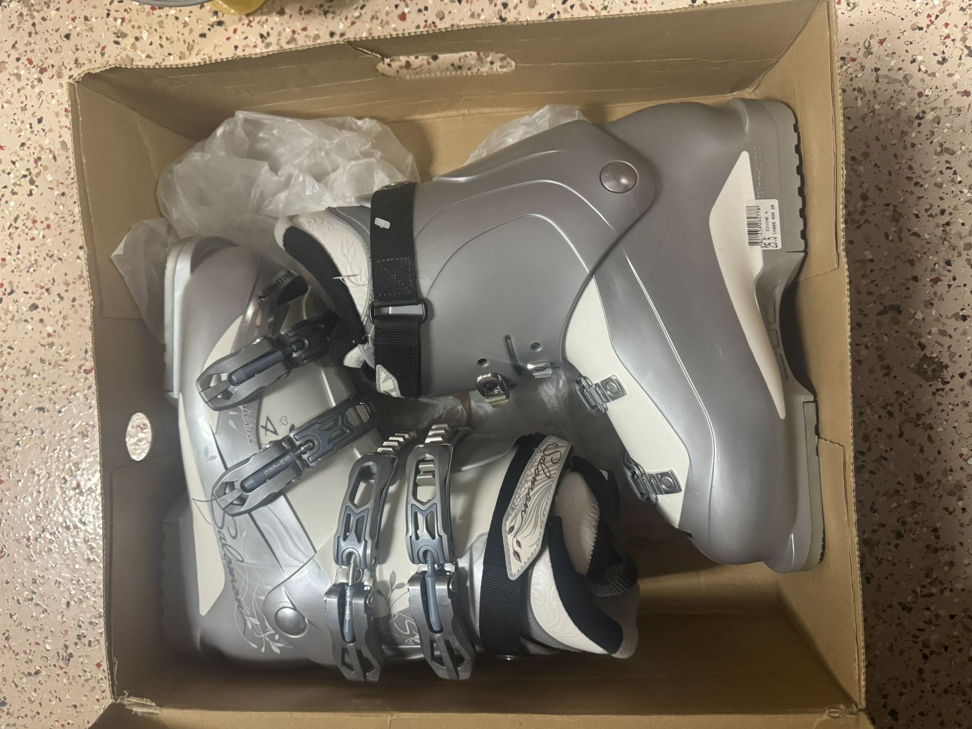 NEW Salomon Divine 4 Womens Ski Boots