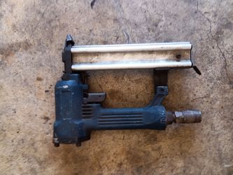 Pneumatic staple gun