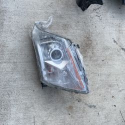 2013 Cadillac SRX Right Headlight 