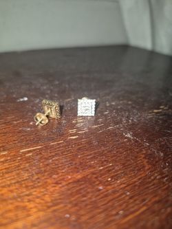 14k Screw Back Diamond Earings .5k Each