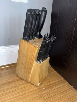 Wood Knife Block With 9 Knives Plus Sharpener