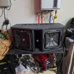 2 12in KICKER SoloBarics L7 Q Series.