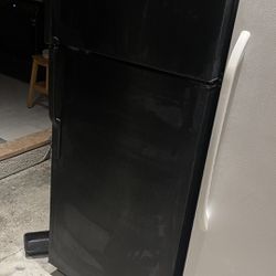 GE Fridge 18cu/f Perfect For The Garage  Or Not. 18 Cubic Feet Glass Shelves Only $150