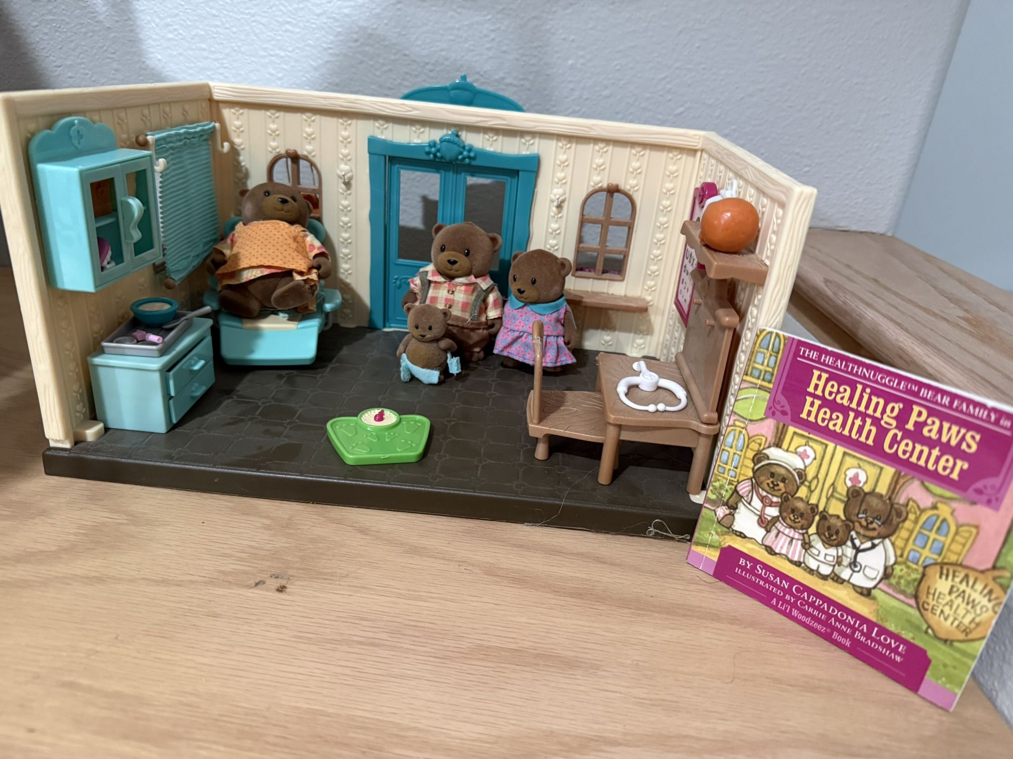 Lil Woodzeez Health Clinic Playset With Bear Family 