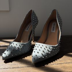 Steve Madden Blue Denim Spike Shoes – Women’s Size 6. 