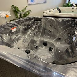 7’ Luxury Hot Tub NEW