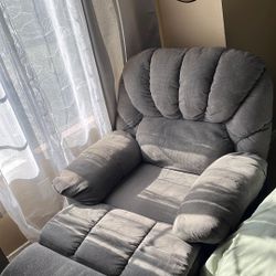 selling nice recliner for a great price