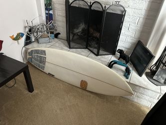 Sauritch  Shortboard Surfboard  5’6 19” 2-1/4
