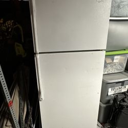 WHIRLPOOL REFRIGERATOR (17.6 CU. FT)